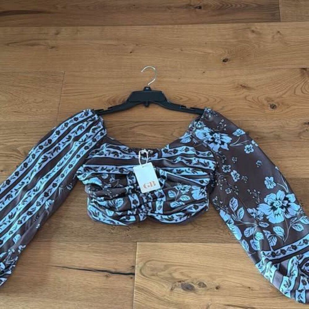 NWT GB Floral Long Sleeve Crop Top Medium Gianni Bini